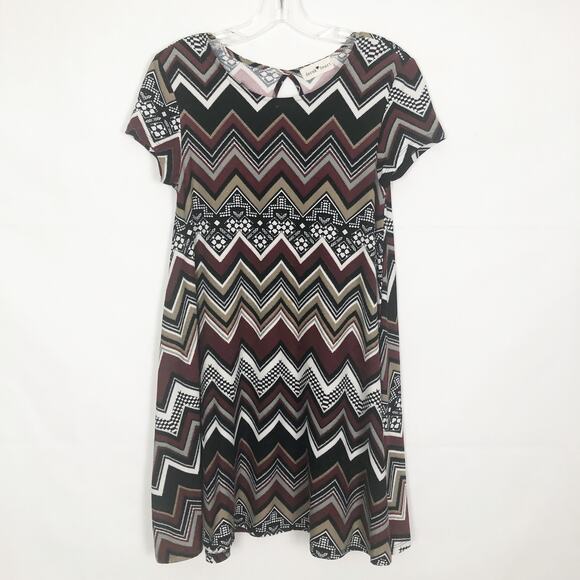 Derek Heart Chevron Print Short Sleeve Shift Dress - Picture 1 of 10